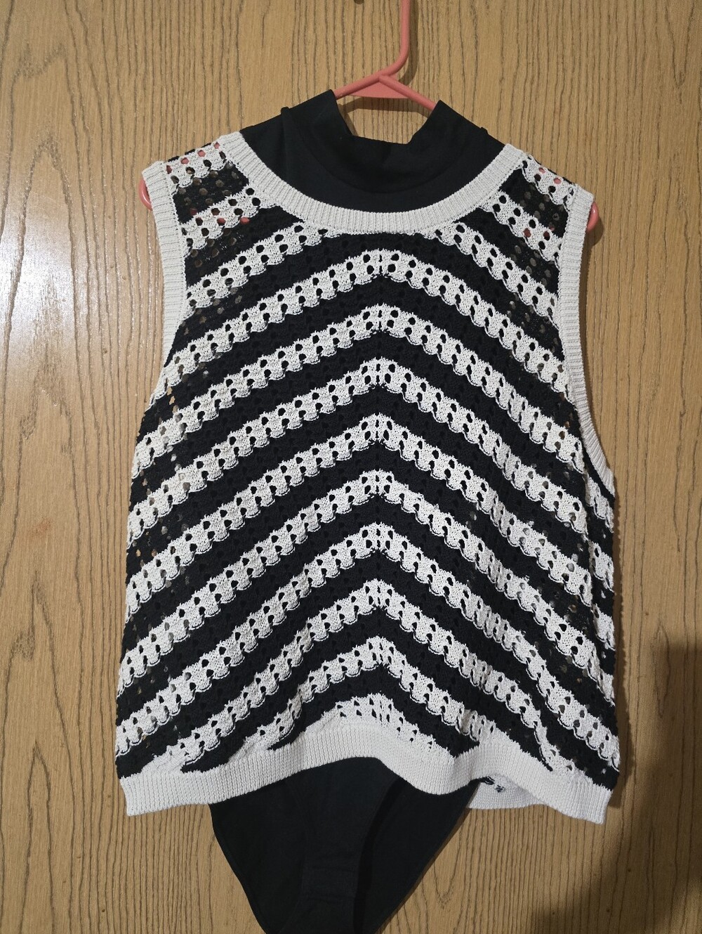 Sleeveless Black and Cream Crochet Shell Top W/blk Nwt. Body Suit